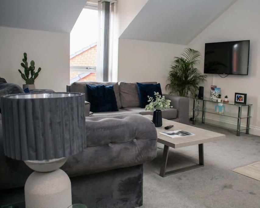Luxe Living Guest House-Sleeps 6 -Family Friendly-Private Parking-Wifi-City-Beach スウォンジー エクステリア 写真