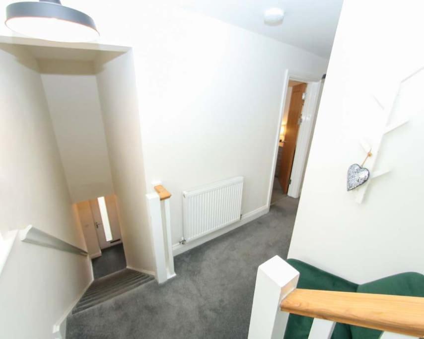 Luxe Living Guest House-Sleeps 6 -Family Friendly-Private Parking-Wifi-City-Beach スウォンジー エクステリア 写真