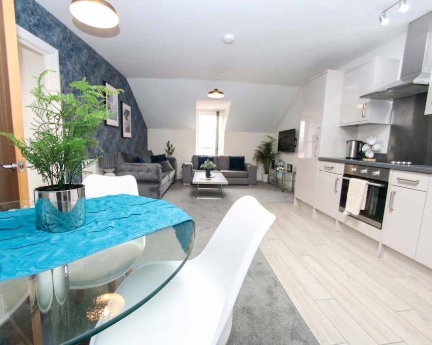 Luxe Living Guest House-Sleeps 6 -Family Friendly-Private Parking-Wifi-City-Beach スウォンジー エクステリア 写真